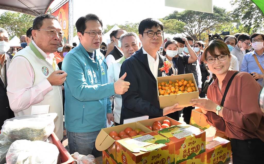 高雄市長陳其邁（右二）11日出席路竹區番茄節活動，他誇讚路竹的番茄好吃。（林瑞益攝）