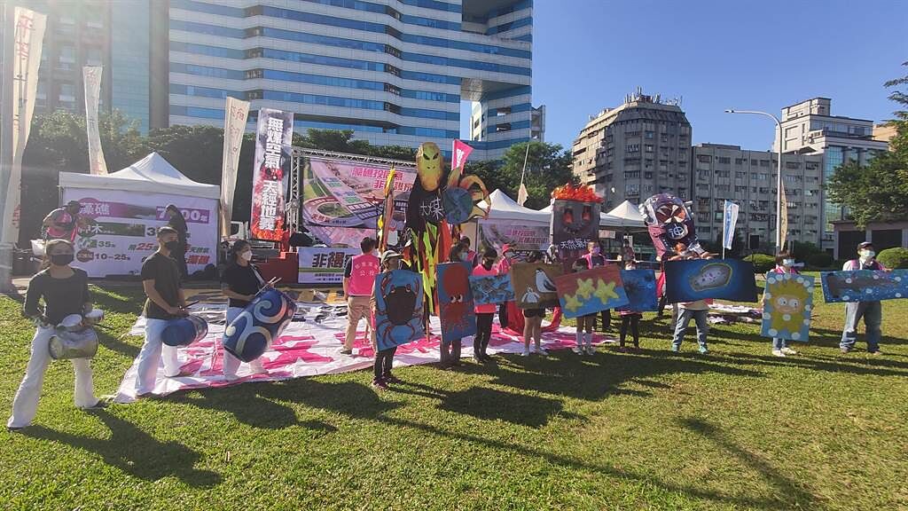 台灣健康空氣聯盟與珍愛藻礁公投工作小組今天在民進黨黨部前辦理遊行，並邀請跨黨派立委、專家學者參與。（林良齊攝）