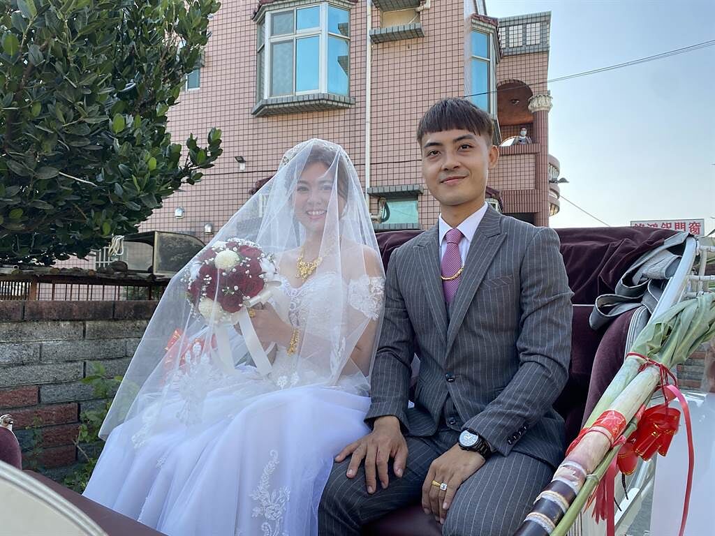 蘇吉龍跟洪于惠兩人是國小同學，因辦同學會結緣愛情長跑10年結婚。（張亦惠攝）