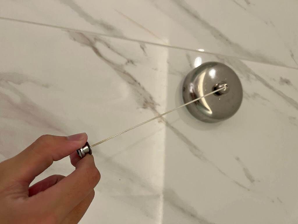 有民眾好奇，為何飯店廁所內安裝了一個圓形的金屬罩子，究竟有何用途。（圖／翻攝自臉書《爆系知識家》）