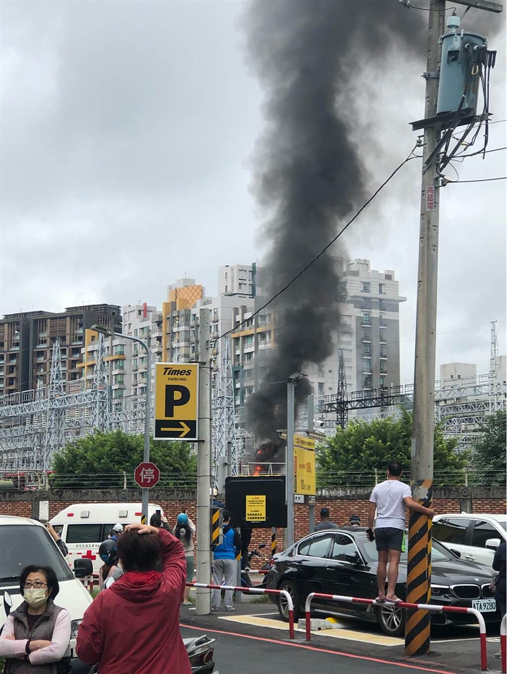 台電景隆街變電所爆炸出現火勢，竄出濃密黑煙，連救護車都趕到現場。(翻攝自PTT)
