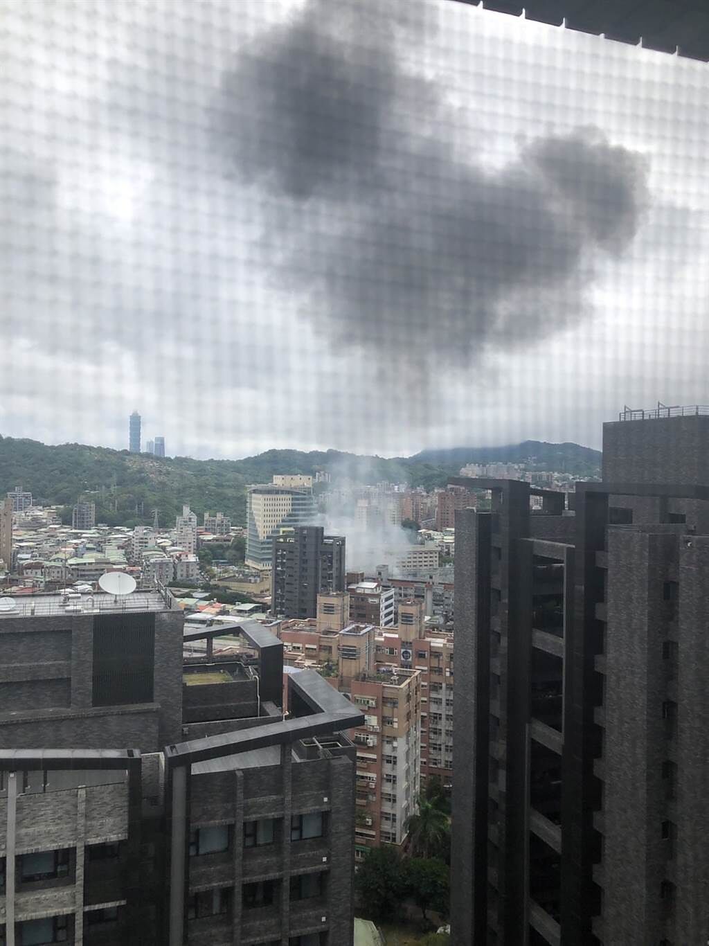 文山區景隆街變電所爆炸，黑煙瀰漫天空。(讀者提供)