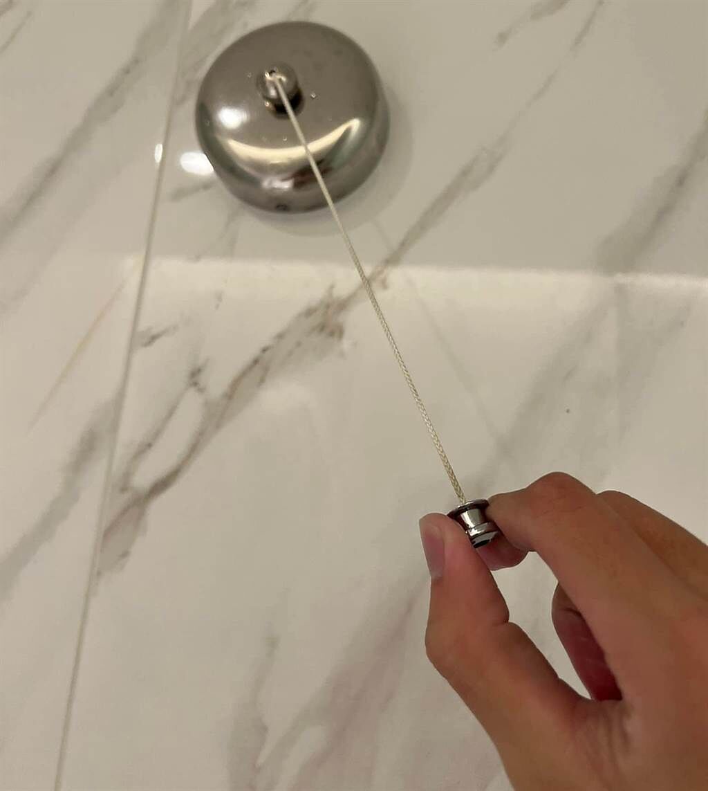 有網友入住飯店時，發現浴室內有一個神秘金屬球，讓他非常好奇，網友一看秒解答，這是室內掛衣繩，在台灣並不常見。（圖／翻攝臉書社團爆系知識家）