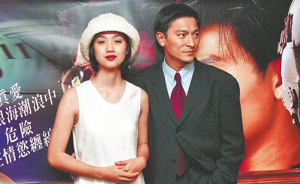 吳倩蓮(左)和天王劉德華(右)合拍電影《天若有情》爆紅 。（圖片提供：中時資料庫）