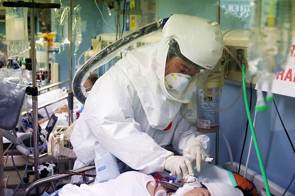 南韓新冠重症患者達894人刷新紀錄，醫療系統癱瘓，現在還有1739人等不到病床，專家絕望表示：要等到有人死了才有病床。（圖／路透社）