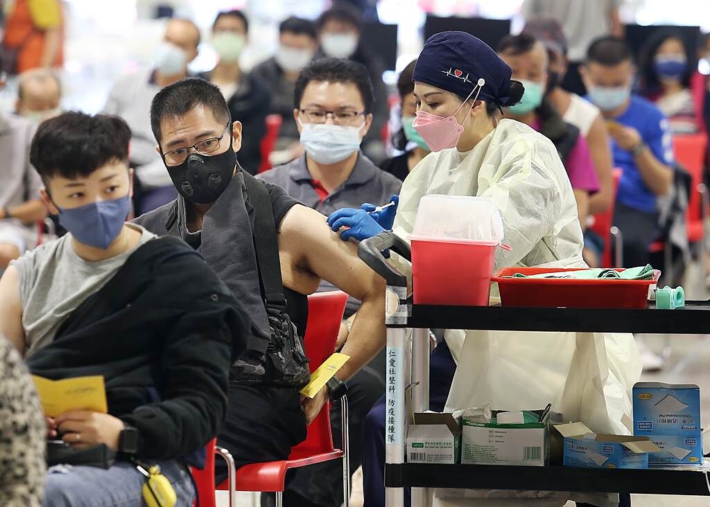 圖為台北圓山花博爭豔館11日起增設莫德納疫苗隨到隨打名額，吸引不少民眾到場接種。（姚志平攝）