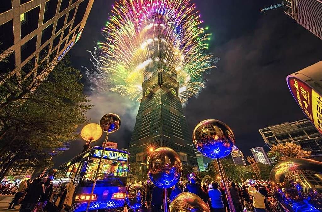 台北101煙火是跨年重頭戲之一，而台灣35年前首場跨年演唱會並非官方舉辦。（資料照）
