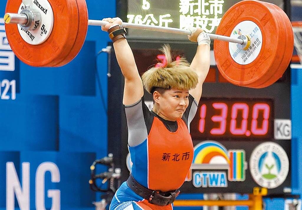 陳玟卉在2021舉重世錦賽女子64公斤級抓舉97公斤奪銅、挺舉135公斤摘金、總和232公斤銀牌。（資料照／杜宜諳攝）