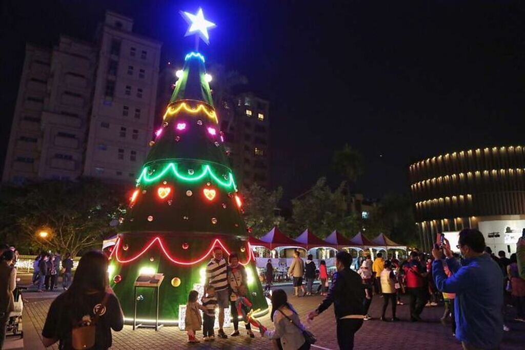 2021臺南聖誕燈節已經亮燈，吸引眾多遊客打卡留影。　圖：臺南市政府觀光旅遊局／提供 