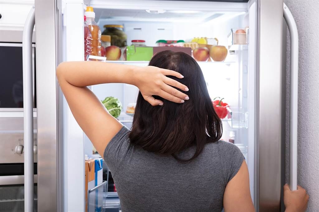 一名媳婦透露，她日前打算為婆婆購入一台冷凍櫃，其他同住家人卻意見分歧因此大吵一架。（示意圖／Shutterstock）