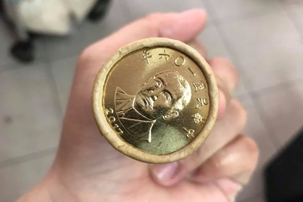 全新的50元硬幣，的確是金光閃閃。（圖／翻攝自爆廢公社）