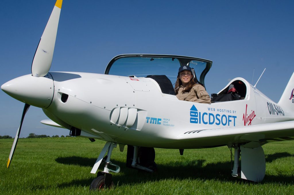 年僅19歲的比利時少女羅瑟福德挑戰單獨環球飛行，今日抵達台灣。（圖／翻攝自FlyZolo）