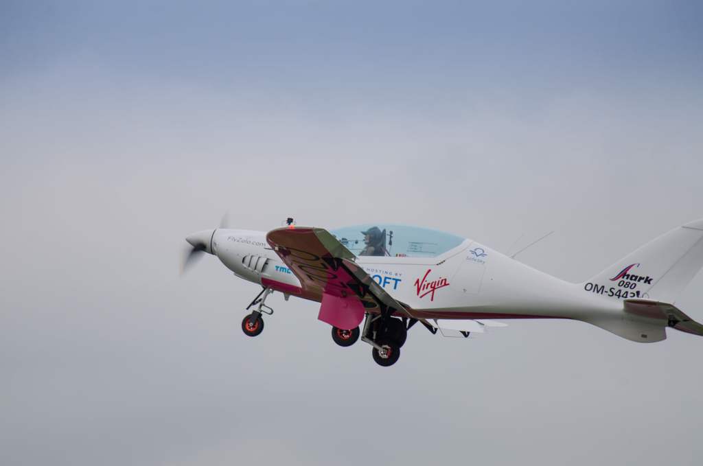 羅瑟福德駕駛的Shark飛機，是目前最快的超輕飛機之一。（圖／翻攝自FlyZolo）