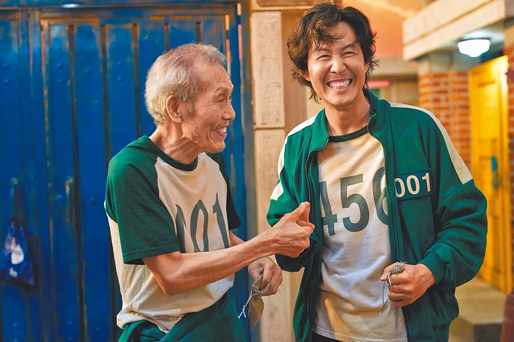 李政宰（右）、吳永秀憑藉《魷魚遊戲》成為首度入圍金球獎的亞洲男星。（Netflix提供）