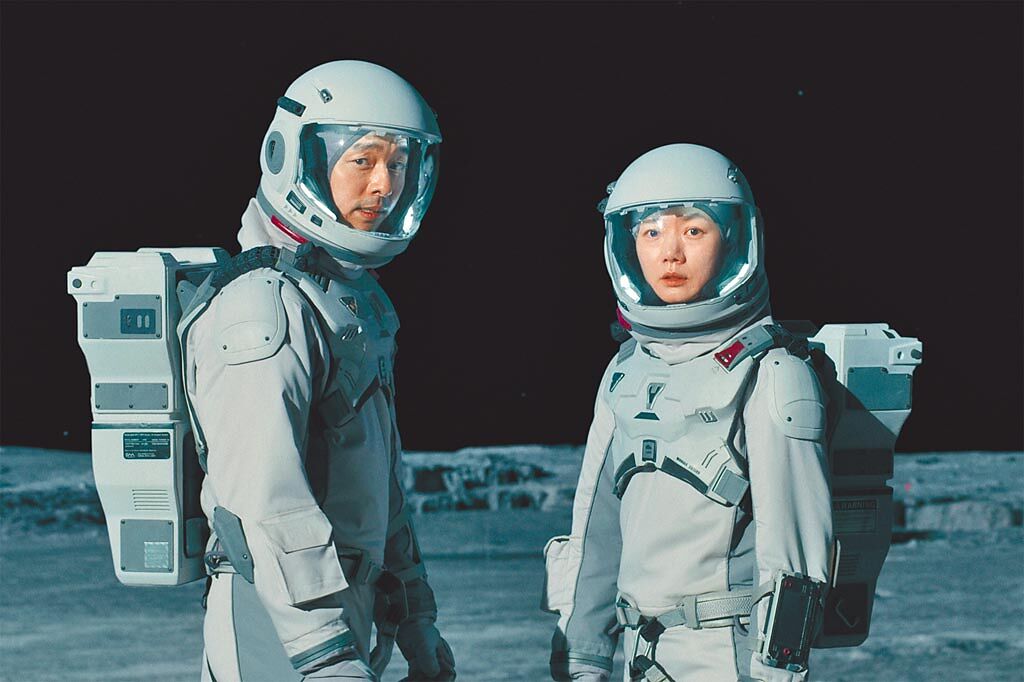 孔劉（左）、裴斗娜化身太空人前往月球執行任務。（Netflix提供）
