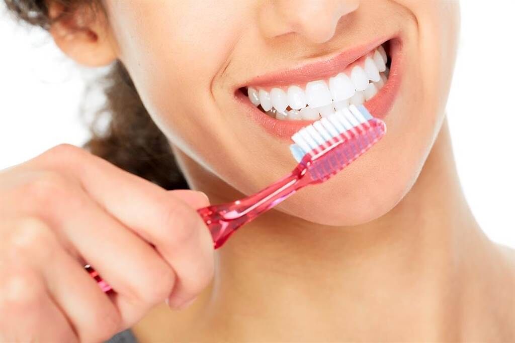 牙刷、漱口杯的清潔習慣，在專家眼中相當重要。（示意圖／Shutterstock）
