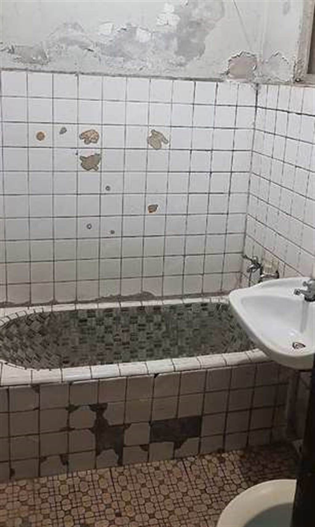 浴室還是超老舊的磁磚浴缸。(翻攝自PTT)