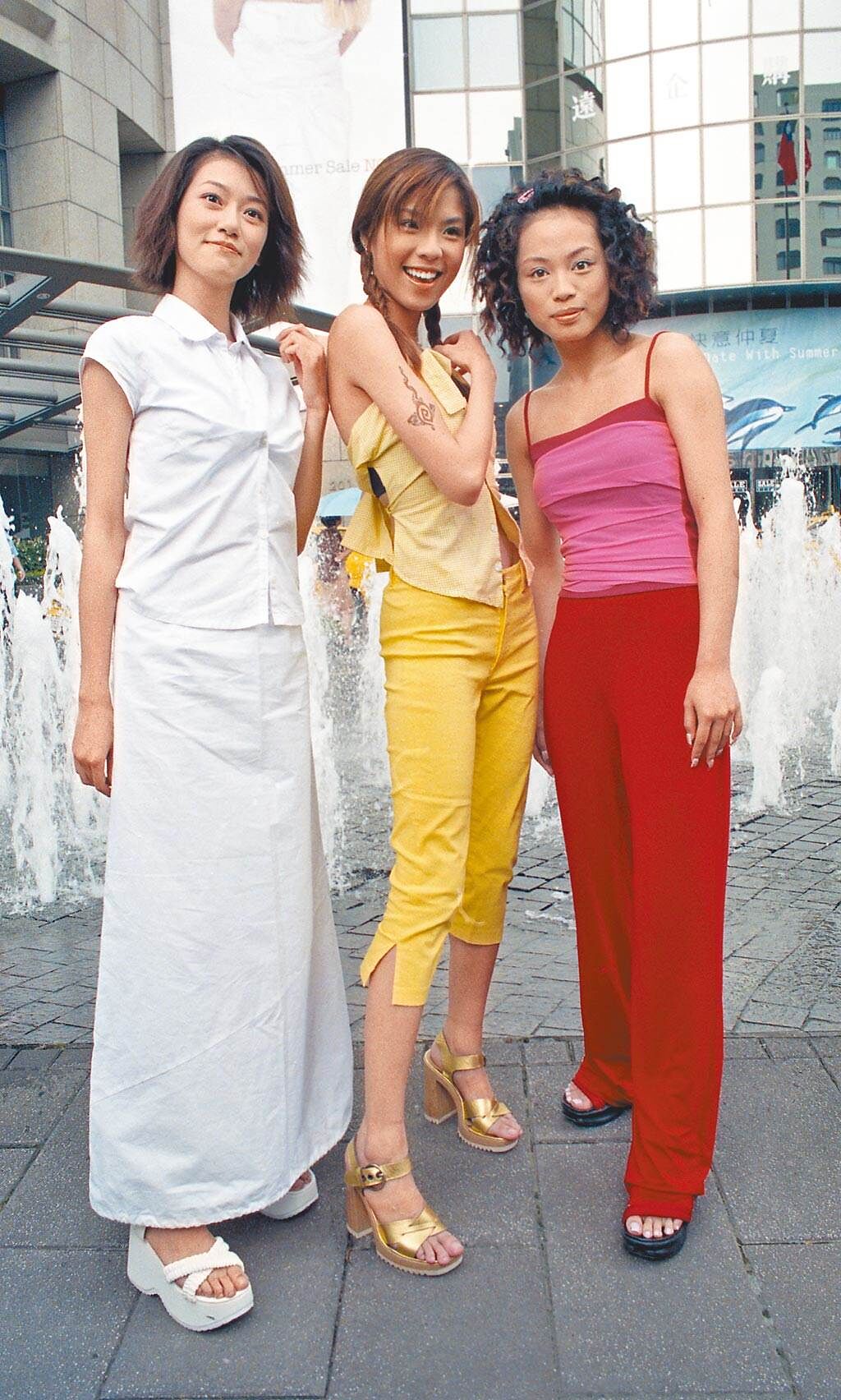 郭婷婷（中）當年和周幼婷（左）、林韋伶（右）組偶像團體「3EP美少女」，如今兩位隊友都結婚生子，她持續單身中。（圖／中時資料照）