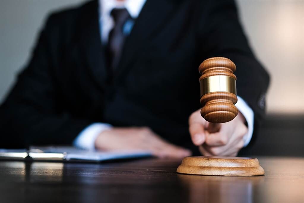 一名男子在未成年時強行性侵前女友遭判刑並求償，法院判一共要賠220萬元。（示意圖／Shutterstock）