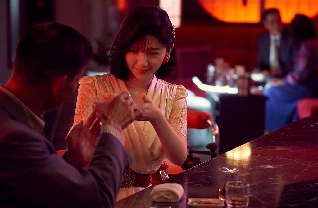 郭雪芙在《華燈初上》飾演王愛蓮，白天是普通大學生，晚上是酒店妹。(圖／Netflix、百聿數碼提供)