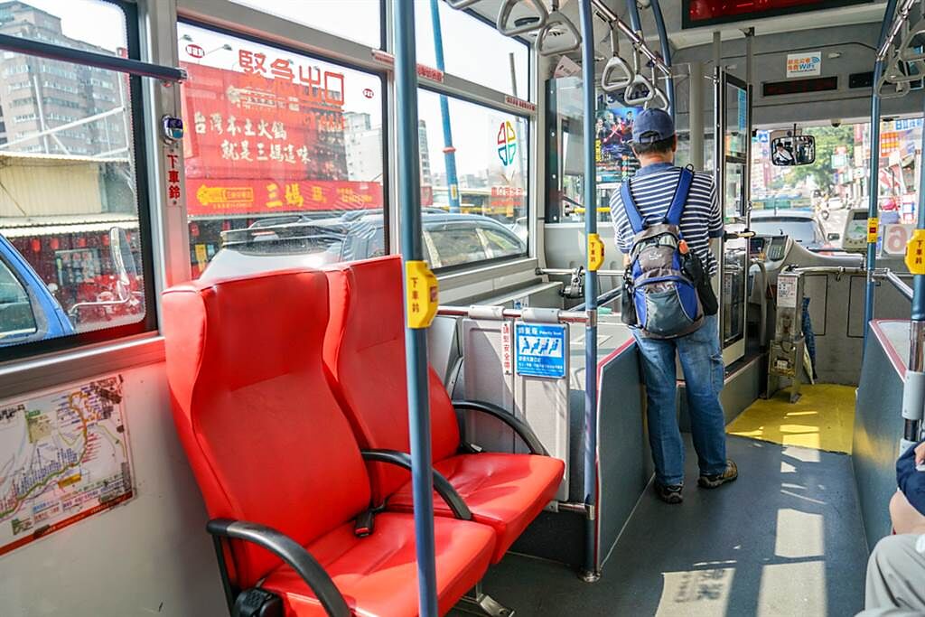 網友分享搭公車時遇上一名國小女童冷靜處理突發狀況，讓她看了好感動。（示意圖／Shutterstock）