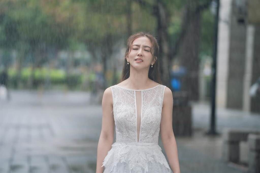 周曉涵在《機智校園生活》穿婚紗淋雨。（TVBS提供）