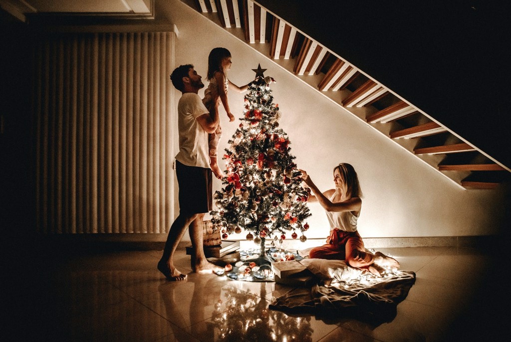  聖誕樹燈要使用暖色系。(示意圖/取自Pexels)