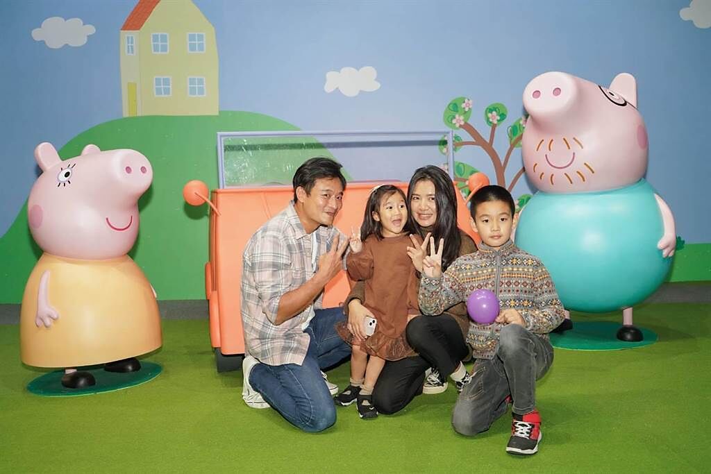 林佑星帶全家人看佩佩豬展覽。（寬宏藝術提供）