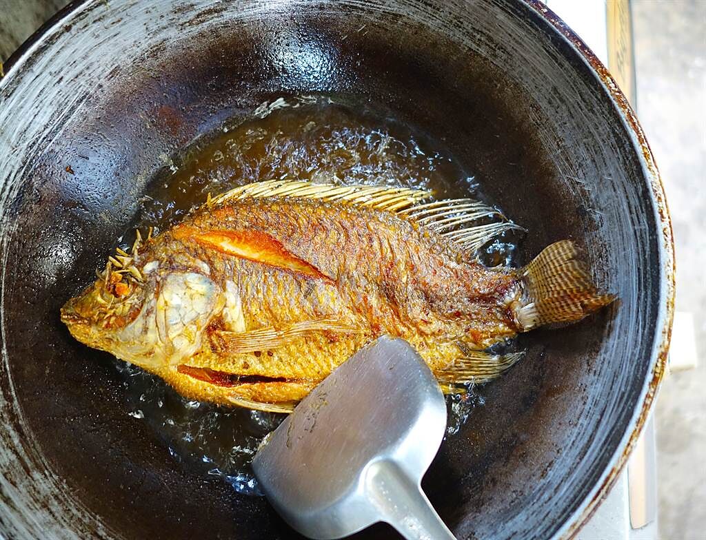 人夫準備調味炸熟的魚，豈料魚竟突然復活，在盤子裡活蹦亂跳。(示意圖/達志影像)