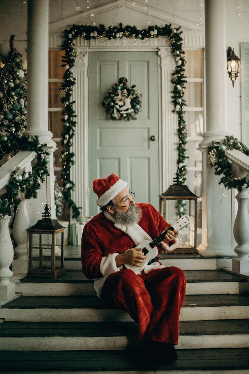 耶誕老人會在耶誕節前夕將禮物放在耶誕樹下。（圖／Pexels）
