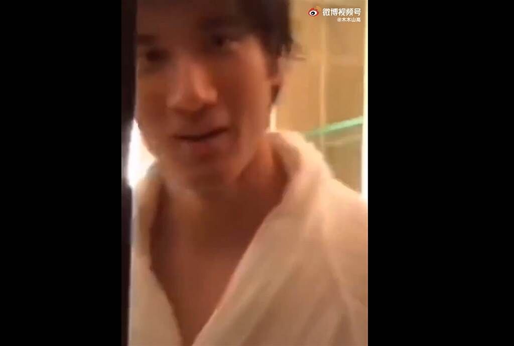 王力宏穿浴袍撩妹影片流出，在網上被瘋傳。(圖/ 摘自微博影片)