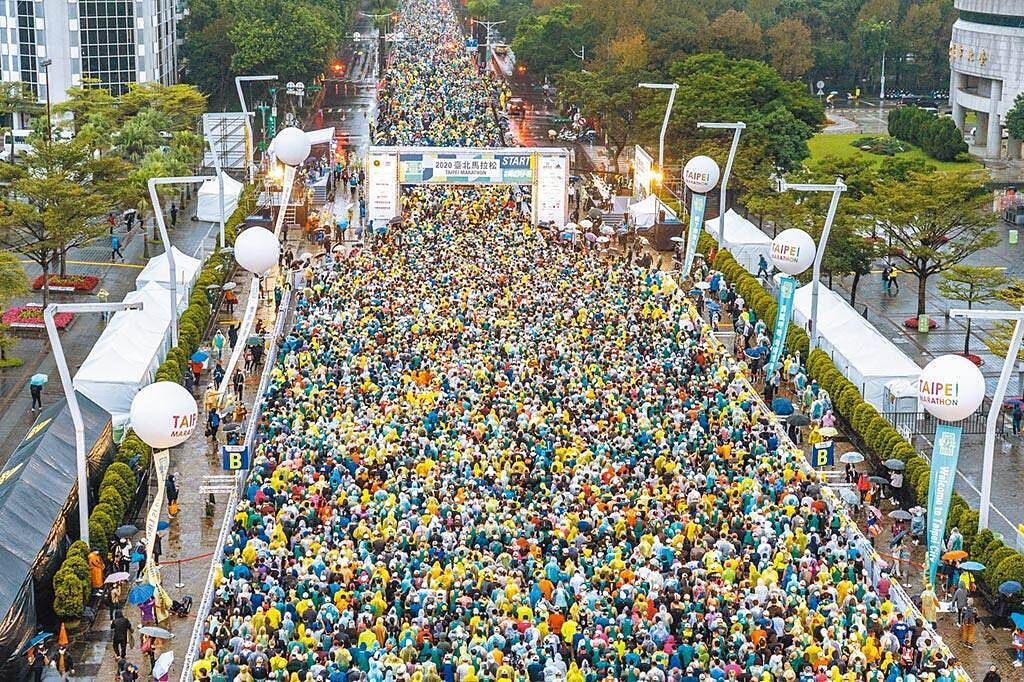 台北國際馬拉松大賽今（19日）清晨開跑，傳出2名跑者暈倒送醫。圖為2020年台北馬拉松開跑畫面。（主辦單位提供）

