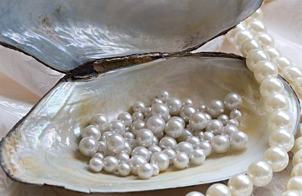 美國一名女子到餐廳吃牡蠣時咬到硬物，吐出一看竟是12顆珍珠。(示意圖/達志影像)