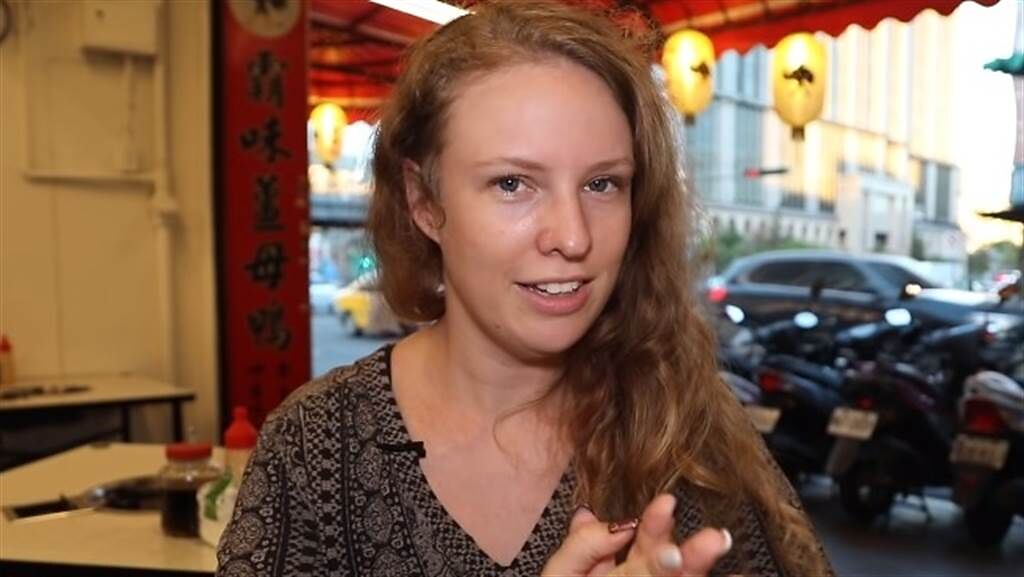 一名從美國來台灣的女孩Kayla近日分享吃薑母鴨的感想，初次品嘗薑母鴨，她忍不住大讚「真的太好吃」。（圖／翻攝自《不要鬧工作室》）