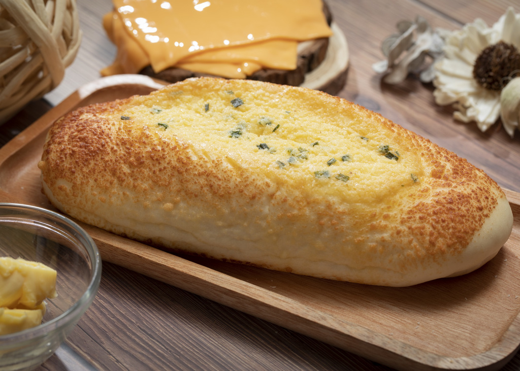 《統一麵包香蒜乳酪》由濃郁蒜醬與帕瑪森乳酪粉黃金比例呈現/中時新聞網攝