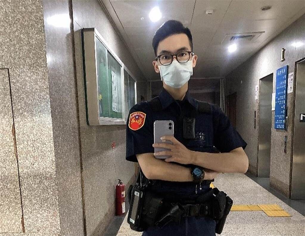 前鎮分局瑞隆派出所23歲警員許紘騰，協助香港籍女大生找回皮包。（前鎮分局提供／石秀華高雄傳真）