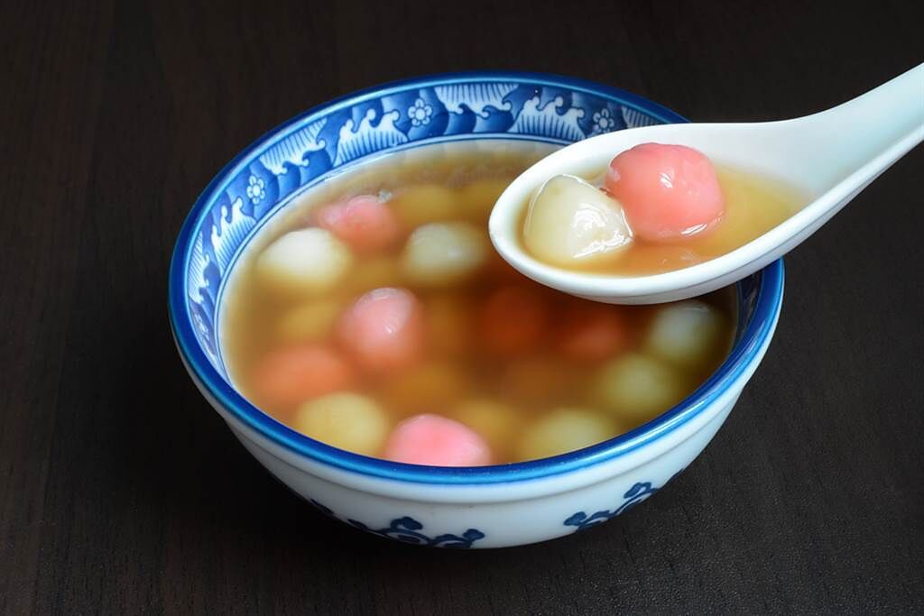 冬至吃紅白湯圓象徵富貴齊全，連甜鹹吃法順序也有含意。（示意圖／shutterstock）
