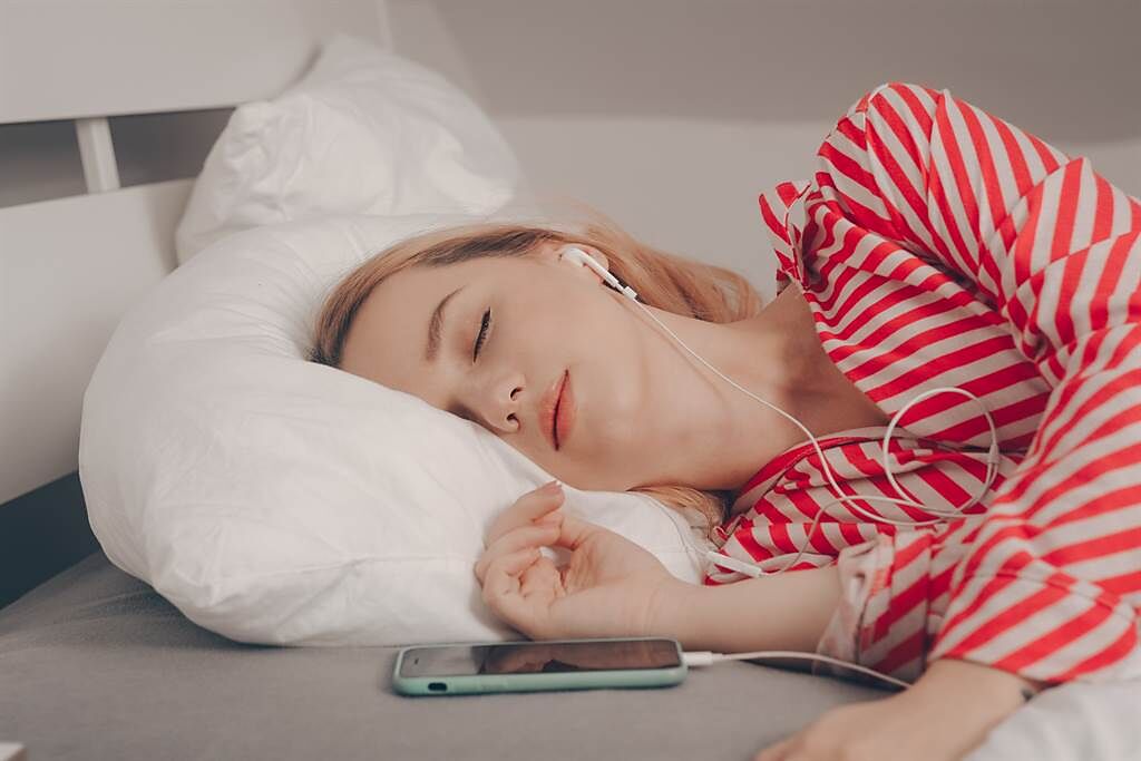 大陸一名女子因長期戴耳機聽歌睡覺，導致突發性耳聾。(示意圖/達志影像)