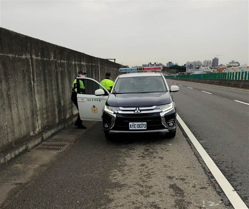 網友分享新竹市警方即刻救援，拯救他困在快速道路上的尷尬。（翻攝新竹大小事臉書）