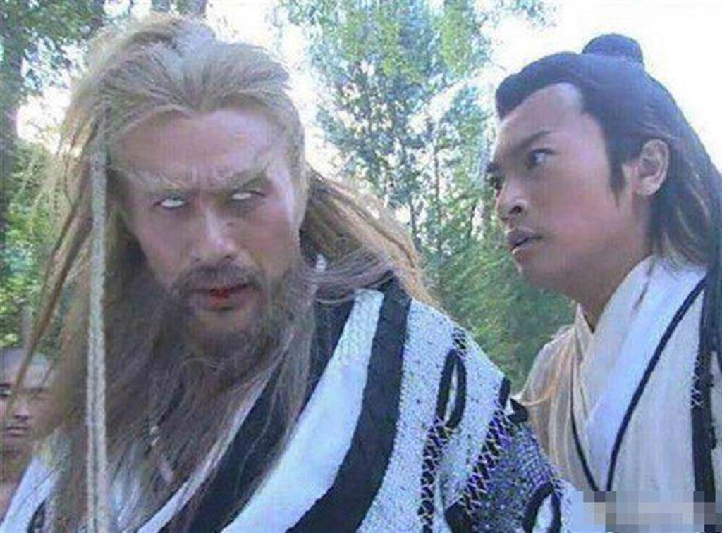 徐錦江在多部戲劇、電影清一色以猛男形象演出，圖為他在《倚天屠龍記》（2002）中飾演金毛獅王謝遜。（圖／翻攝自微博）