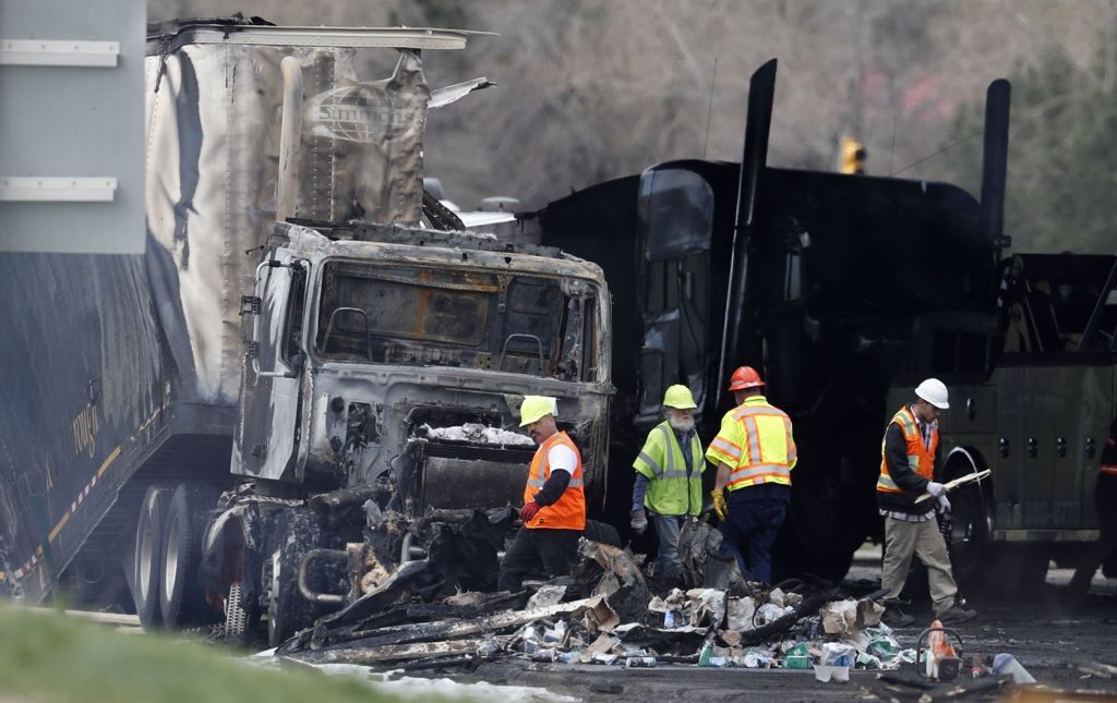 事故波及28輛車，梅德羅斯駕駛的貨車也燒成廢鐵。（圖／美聯社）