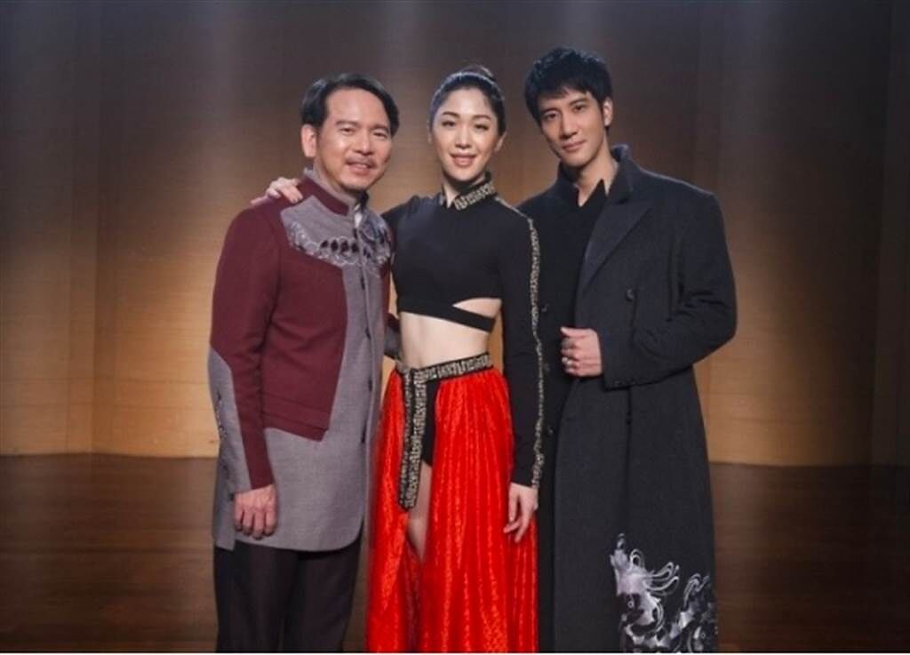 王力宏（右起）和表妹李友珊、表舅李建復合作《龍的傳人》40週年紀念版歌曲。（海蝶提供）
