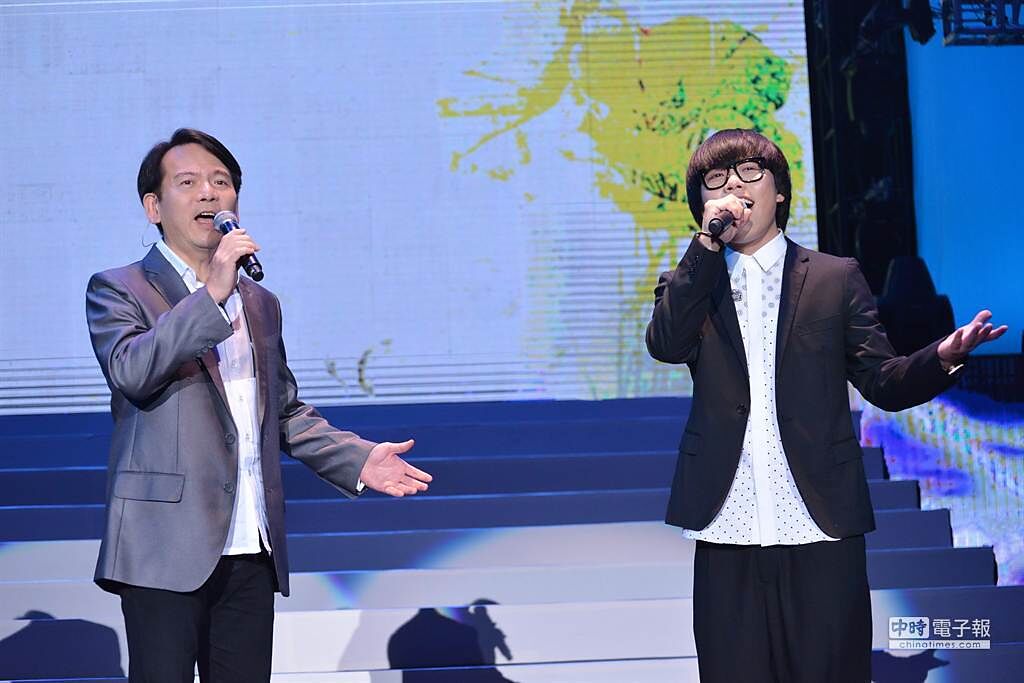 李建復（左）與《中國好聲音》第3季冠軍歌手李琦合唱《漁樵問答》。（台北演藝經紀文化交流協會提供）