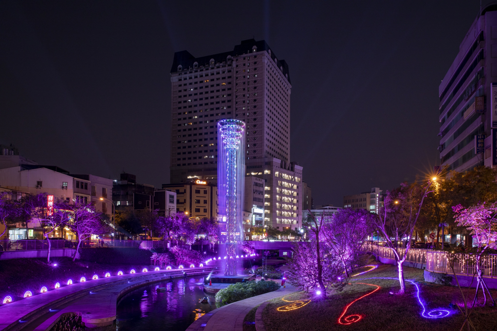 柳川20公尺高的「垂涎60尺」水水耶誕樹/台中市政府提供