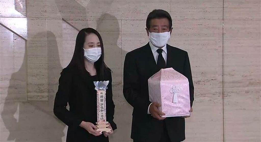 松田聖子和神田正輝捧著愛女牌位、骨灰開記者會。（圖／翻攝自日網）