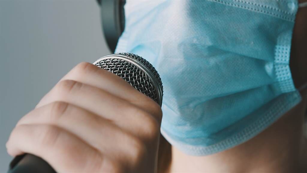 現在到KTV唱歌可以暫時脫下口罩，但胸腔暨重症專科醫師黃軒建議，在疫情尚未消失之前，不論說話、唱歌、咳嗽還是戴上口罩比較安心。（示意圖／Shutterstock）