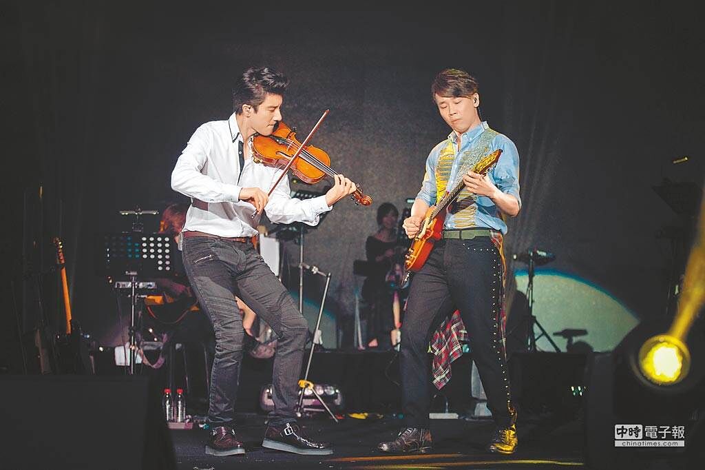 王力宏（左）拉小提琴，與彈吉他的陶喆合作演出。