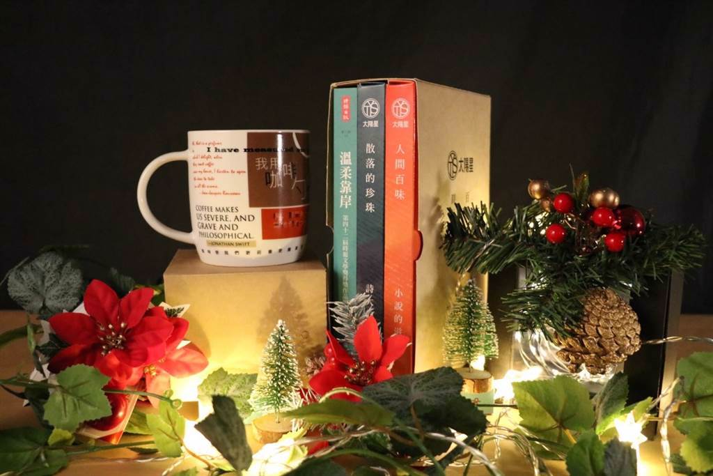 TYS Super Coffee雙冠軍禮盒內含四種風味文學咖啡與第42屆時報文學獎得獎作品集《溫柔靠岸》，滿千再贈限量文學咖啡杯。(圖／邱暐琪攝影)