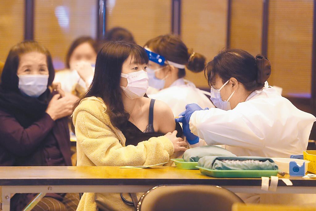 第三劑疫苗24日開放混打，以莫德納、BNT、高端為主。圖為民眾在台北火車站接種疫苗。（資料照／劉宗龍攝）
