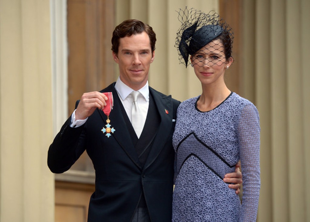 班奈狄克康柏拜區帶著老婆蘇菲杭特出席英國皇室CBE頒獎典禮。（圖／達志影像／美聯社）

